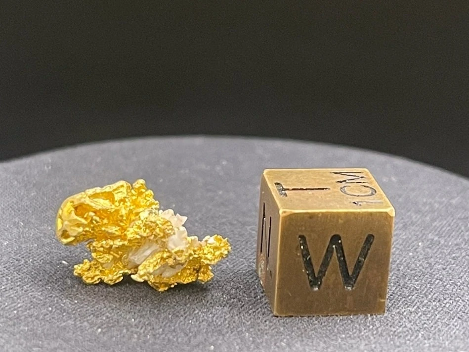Gold auf Quarz – filigrane Goldstruktur auf hellem Quarz