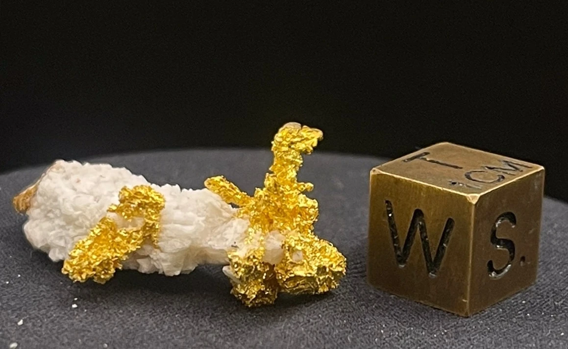 Gold und Quarz – Naturgold auf Quarzmatrix, Rohstoffe der Schmuckwelt