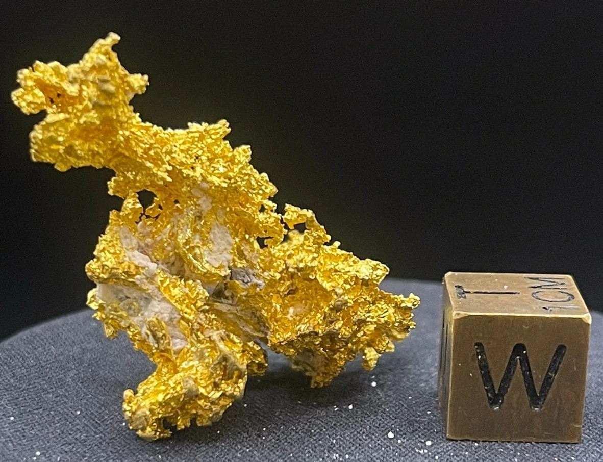 Arten von Mineralien – gediegenes Gold als Element-Mineral
