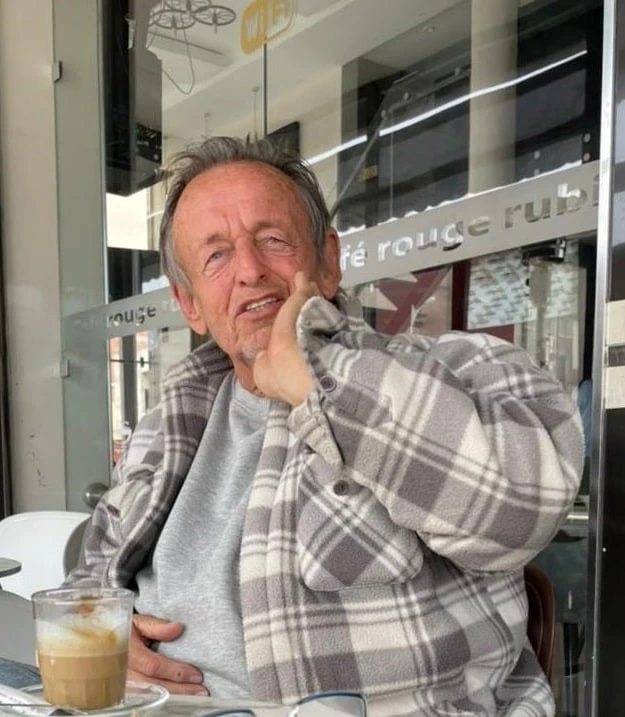 Rudi Wald beim Schneiden einer Mineralstufe in der Werkstatt
