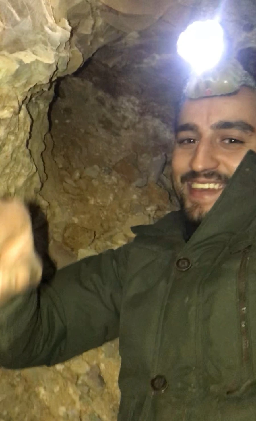 Mineralienhändler bei der Arbeit – Salim Wald beim Verladen einer Lieferung